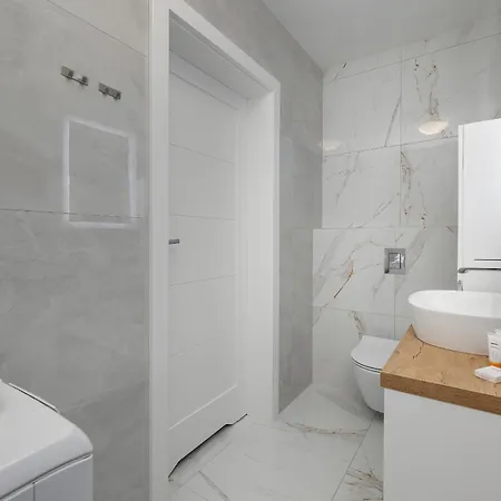 Beautiful With Garden & Parking By Renters شقة