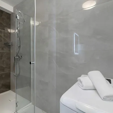 Beautiful With Garden & Parking By Renters *