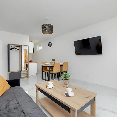 Nadmorski Z Tarasem, Ogrodkiem I Parkingiem Blisko Plazy By Renters アパート *